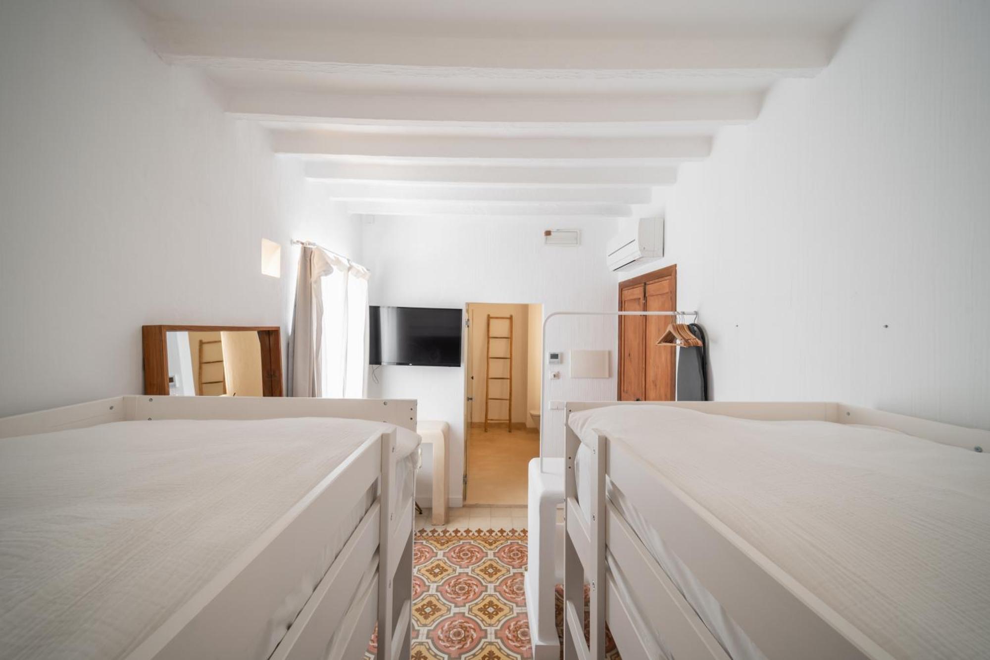 Llonga'S Hostel 4*