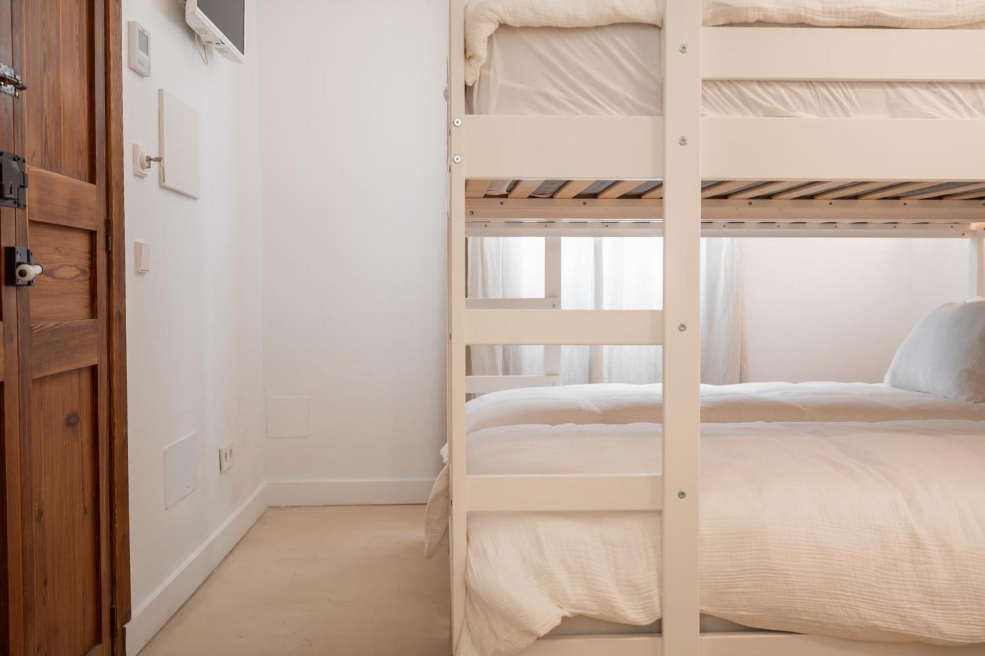 Llonga'S Hostel 4*