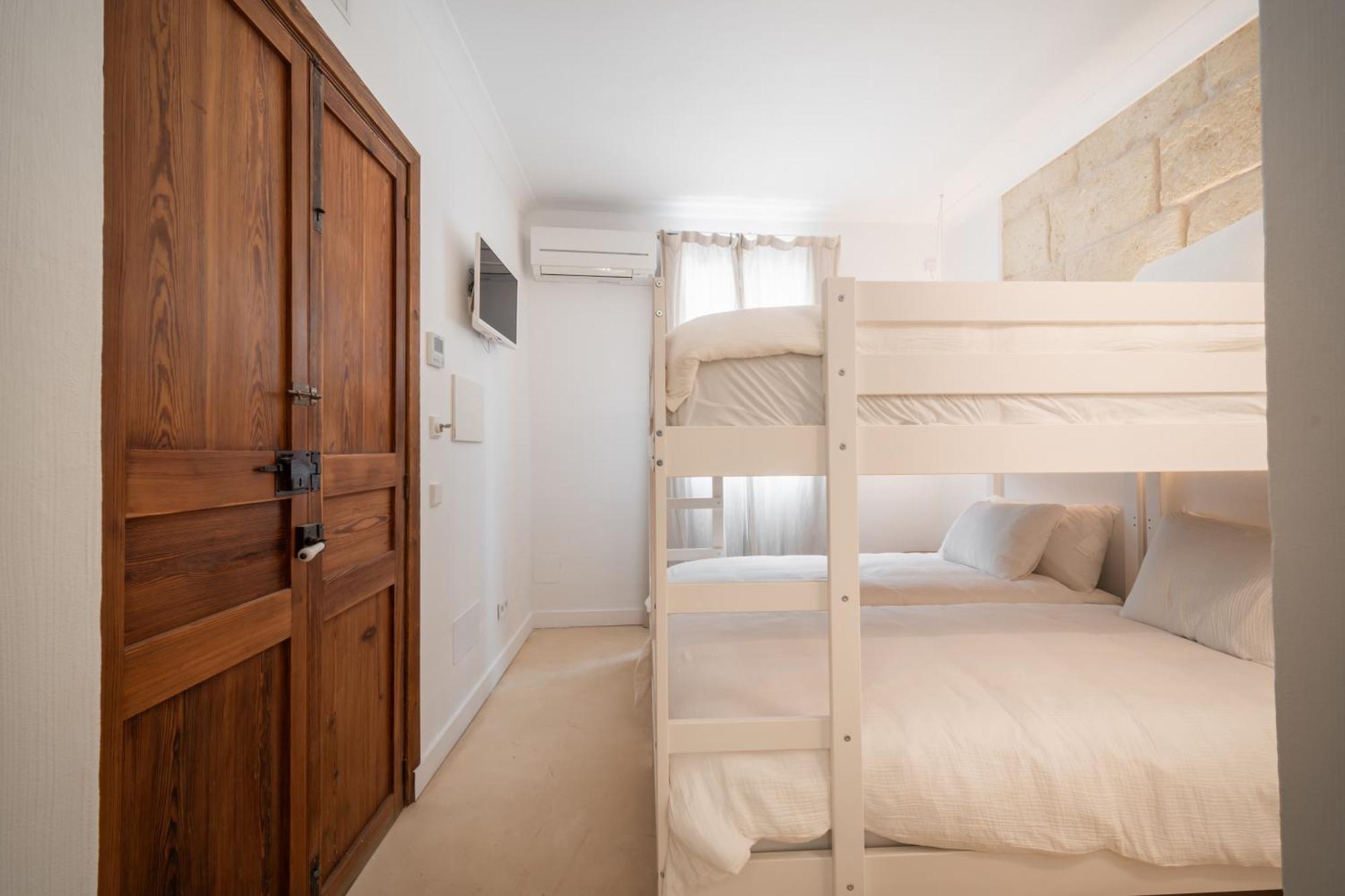 Llonga'S Hostel 4*
